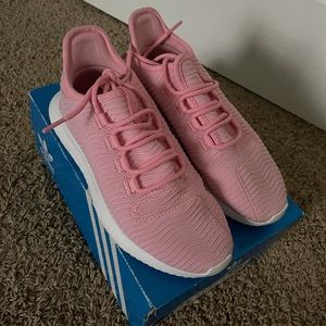 Pink tubular shadow